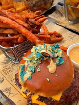 Delicious Smash Burger mit Pommes