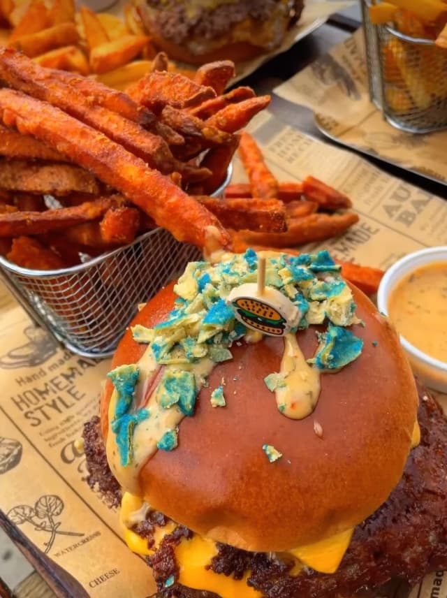 Delicious Smash Burger mit Pommes